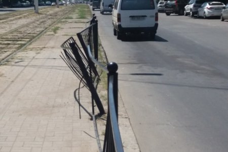 Коммунальщики восстанавливают дорожный знак и пешеходное ограждение (фото)