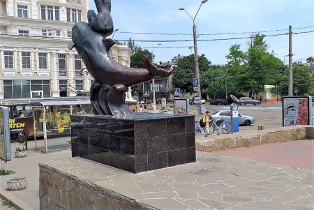 Одесские коммунальщики привели в порядок территорию вокруг театра музкомедии (фото) 