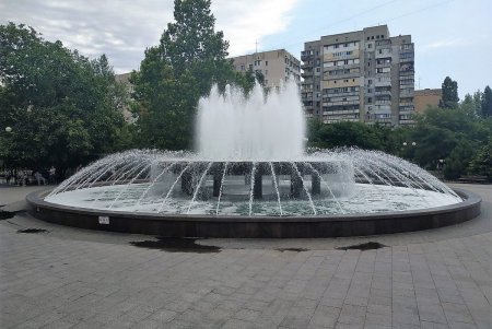 Вандалы залили самый большой фонтан Одессы неизвестным веществом (фото)