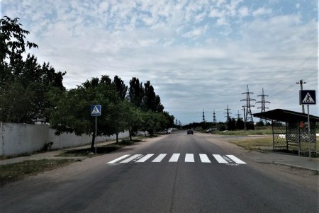 Коммунальщики нанесли дорожную разметку на улице Хуторской (фото)