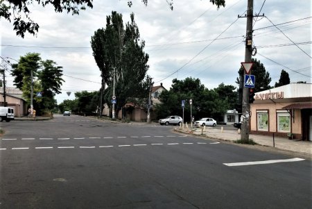 Коммунальщики нанесли дорожную разметку на улице Хуторской (фото)