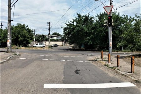 Коммунальщики нанесли дорожную разметку на улице Хуторской (фото)