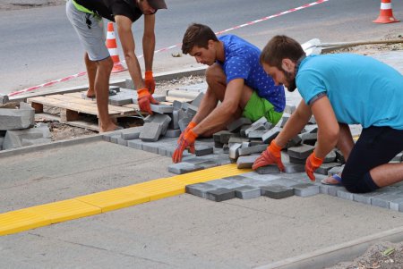 В Еврейской больнице благоустраивают территорию диагностического центра (фото)