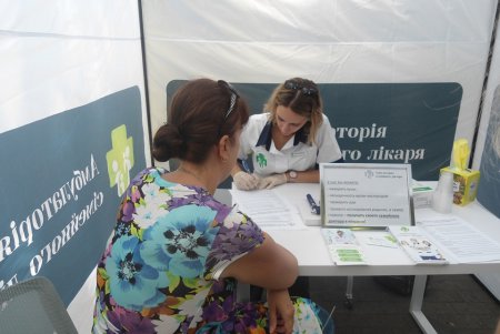 «Живи активно»: на фестивале в Горсаду бесплатно консультировали врачи и фитнес-инструкторы (фото)