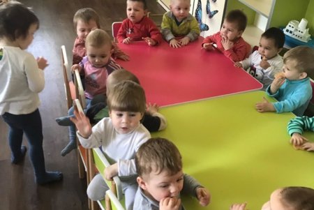 Вместо свадебных букетов молодожены из Измаила купили обувь детям-сиротам (фото)