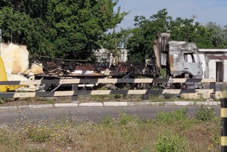 Сразу три грузовика сгорели ночью под Черноморском (фото, видео)