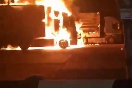 Сразу три грузовика сгорели ночью под Черноморском (фото, видео)