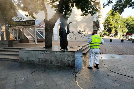 Памятники Вере Холодной и Ивану Франко освежили под летним душем (фото)