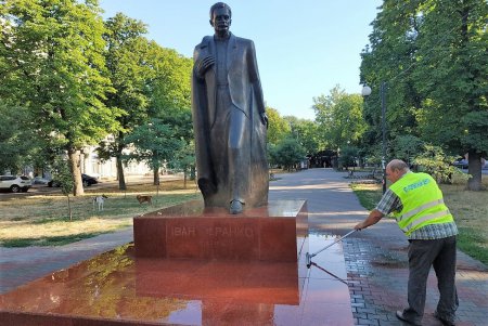 Памятники Вере Холодной и Ивану Франко освежили под летним душем (фото)