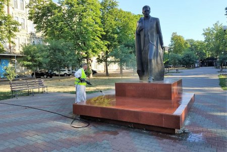 Памятники Вере Холодной и Ивану Франко освежили под летним душем (фото)