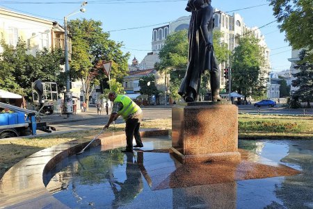 Памятники Вере Холодной и Ивану Франко освежили под летним душем (фото)