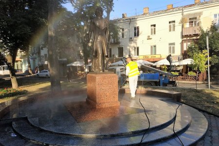 Памятники Вере Холодной и Ивану Франко освежили под летним душем (фото)