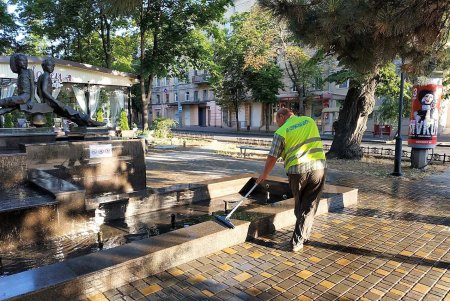 Памятники Вере Холодной и Ивану Франко освежили под летним душем (фото)