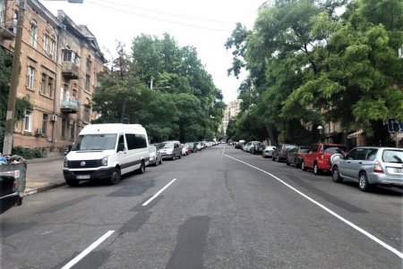Свежая дорожная разметка появилась на Военном спуске (фото)