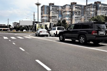На Таирова освежили дорожную разметку (фото)