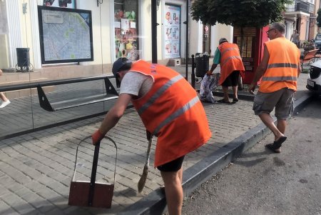 Дополнительные бригады по санитарной уборке поддерживают чистоту улиц (фото)