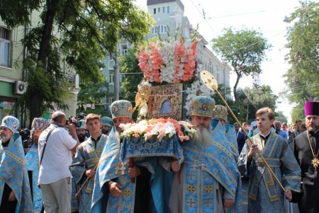 Тысячи православных провели крестный ход в Одессе (фоторепортаж)