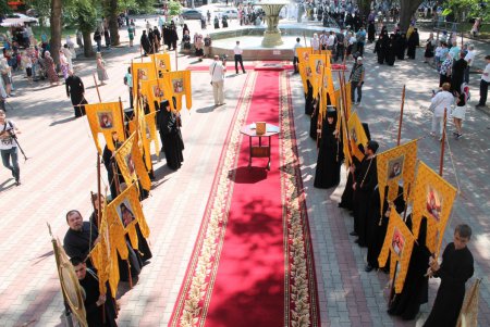 Тысячи православных провели крестный ход в Одессе (фоторепортаж)