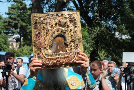 Тысячи православных провели крестный ход в Одессе (фоторепортаж)