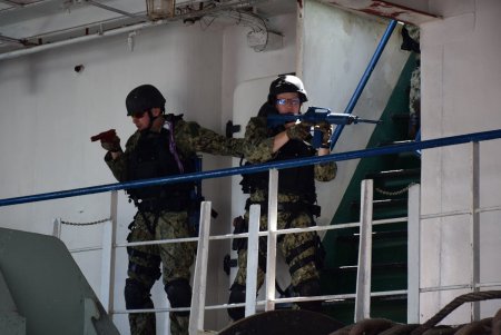 Одесские пограничники провели условный силовой досмотр судна–нарушителя (фото)