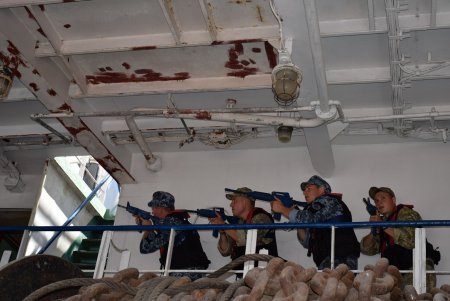 Одесские пограничники провели условный силовой досмотр судна–нарушителя (фото)