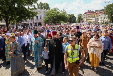 Тысячи православных провели крестный ход в Одессе (фоторепортаж)