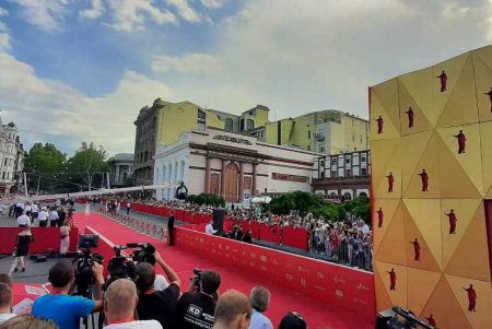 Звезды на красной дорожке: открытие Одесского кинофестиваля (фото)