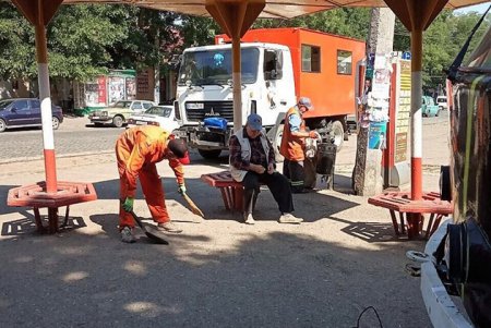 Коммунальщики помыли остановки и заменили разбитые вандалами стекла (фото)