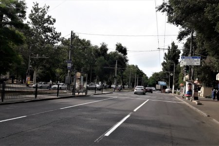 На Фонтанской дороге наносят дорожную разметку (фото)