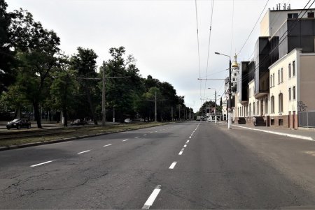 На Фонтанской дороге наносят дорожную разметку (фото)