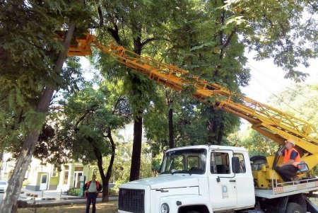Специалисты КП «Одесгорсвет» демонтировали опору на Семинарской (фото)