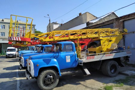 Специалисты КП «Одесгорсвет» демонтировали опору на Семинарской (фото)