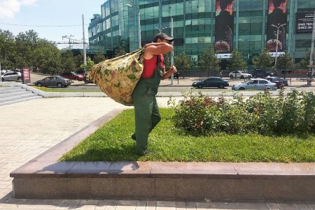В городе поливают цветники и молодые деревья, а также ремонтируют парковую мебель (фото)