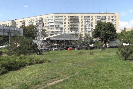 Коммунальщикам и сотрудникам «Горзелентреста» пришлось разбирать сцену на площади Бориса Деревянко (фото)