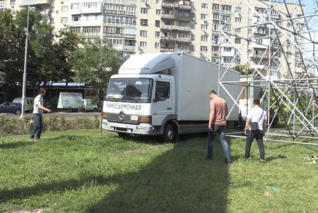 Коммунальщикам и сотрудникам «Горзелентреста» пришлось разбирать сцену на площади Бориса Деревянко (фото)