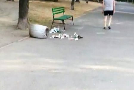 Участились случаи вандализма: хулиганы загрязняют одесские фонтаны и переворачивают урны (фото)