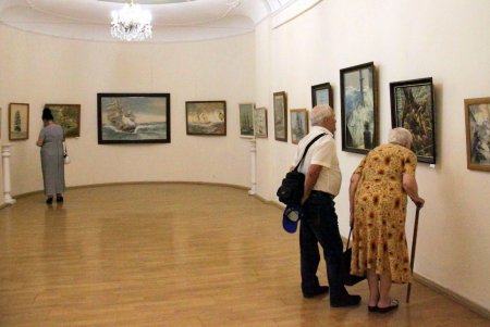 В Литературном музее представили картины известного одесского художника (фоторепортаж)
