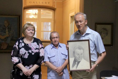 В Литературном музее представили картины известного одесского художника (фоторепортаж)