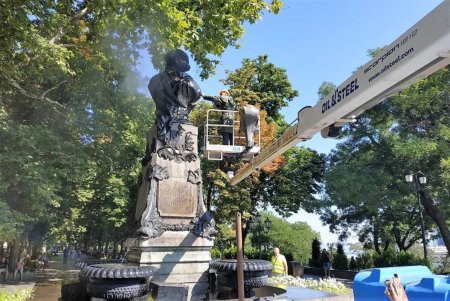 Памятникам Пушкину и Вере Холодной коммунальщики устроили «банный день» (фото)