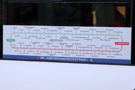 На троллейбусах № 9 и № 10 появились наружные схемы маршрутов (фото)
