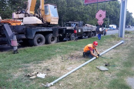 Коммунальщики заменили аварийные опоры наружного освещения (фото)