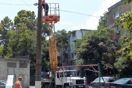 Коммунальщики заменили аварийные опоры наружного освещения (фото)