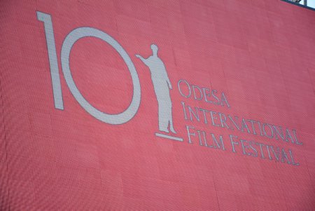 Закрытие юбилейного ОМКФ: звезды прошлись по красной дорожке (фоторепортаж)