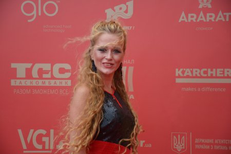 Закрытие юбилейного ОМКФ: звезды прошлись по красной дорожке (фоторепортаж)