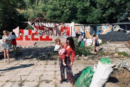 С Чкаловского пляжа добровольцы убрали 20 мешков мусора (фото)