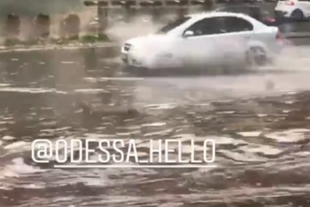 Непогода в Одессе: некоторые улицы затопило (фото)