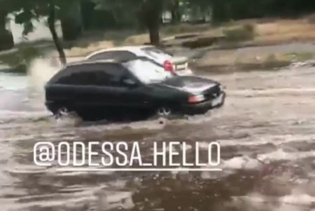 Непогода в Одессе: некоторые улицы затопило (фото)