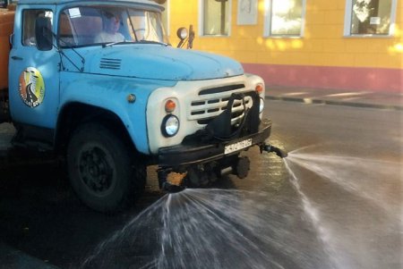 Одесские коммунальщики ежедневно моют улицы и площади города (фото)