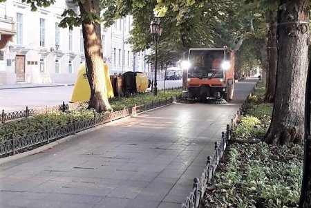 Одесские коммунальщики ежедневно моют улицы и площади города (фото)