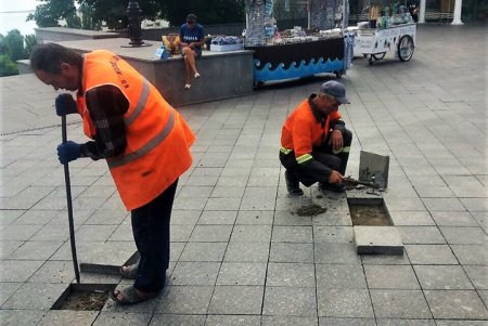 Одесские коммунальщики ежедневно моют улицы и площади города (фото)